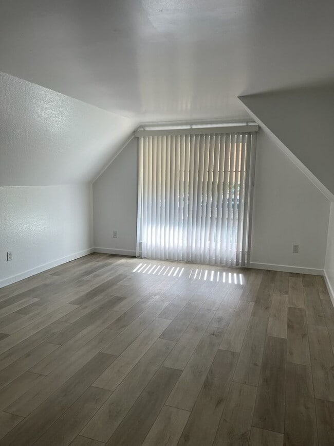 Building Photo - Conveniently located home featuring 2 main bedrooms!