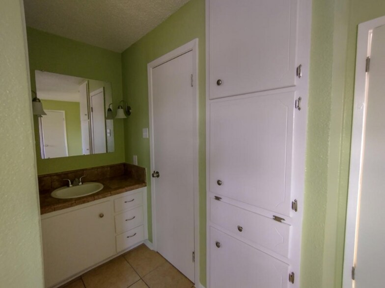 Building Photo - 1206 Bundrant Dr