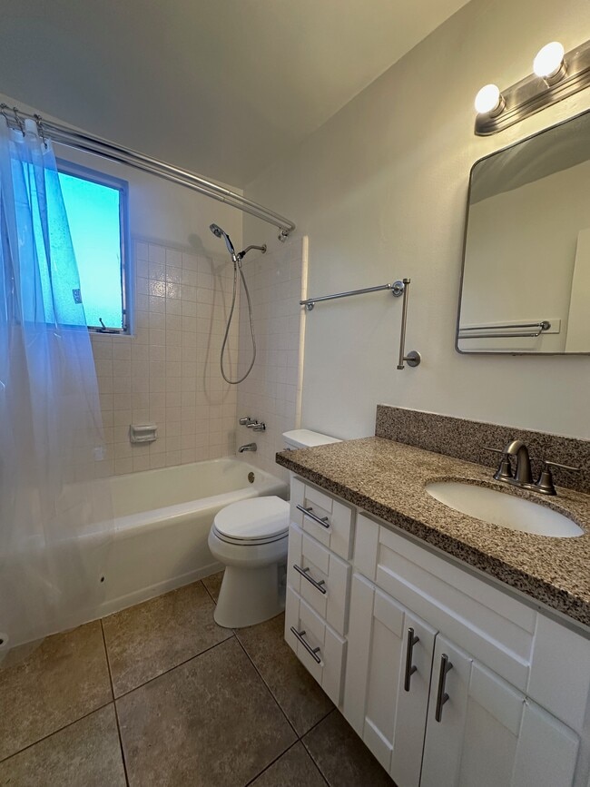 Building Photo - 2320 W 24th St