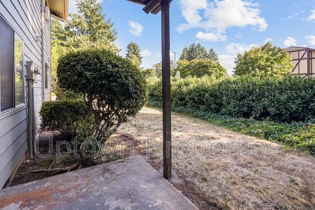 Building Photo - 5660 SW 180th Ave