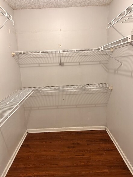 Building Photo - 4294 Tanglewilde Dr S