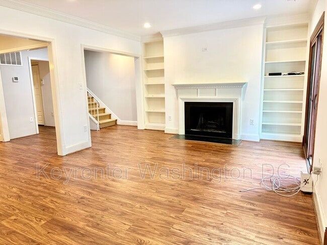 Building Photo - 3273 Sutton Pl NW