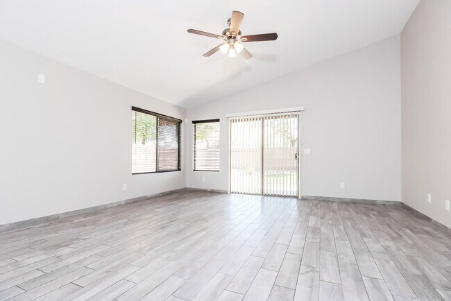 Building Photo - 15881 W Latham St