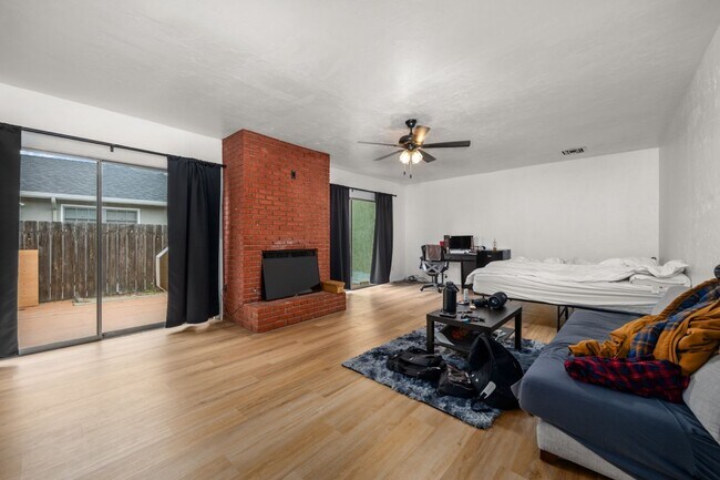 Building Photo - Attached garage + no back house!