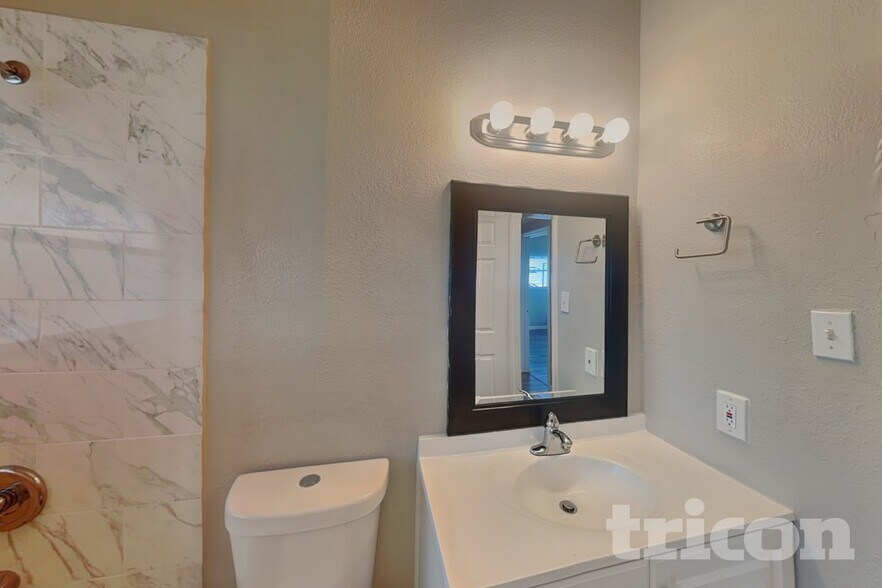 Building Photo - 1819 Brentwood Dr