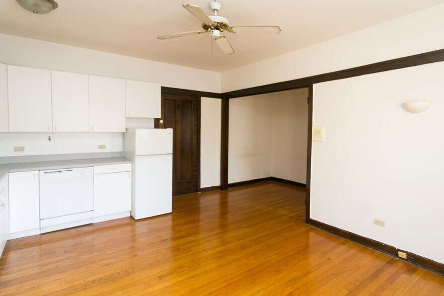 Building Photo - 821 W Waveland Ave