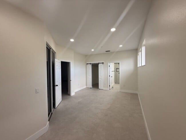 Building Photo - 1550 Center Rd