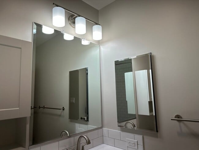 Building Photo - EPIC REA: 2 BR/1 BA Townhome w/ 1 Parking in Great Corte Madera