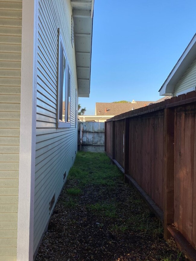 Building Photo - Two bedroom one bath house walking distanc...