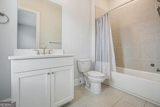 Building Photo - 123 Village Green Ave