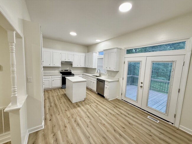 Building Photo - 140 White Oak Cir