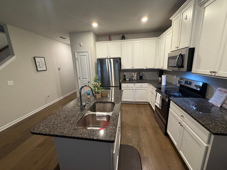 Building Photo - Room in Townhome on Lakeview Crk