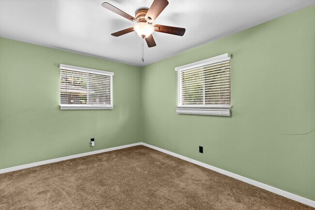 Building Photo - 326 S Barbara St