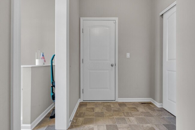 Building Photo - 2390 Glenvale Dr