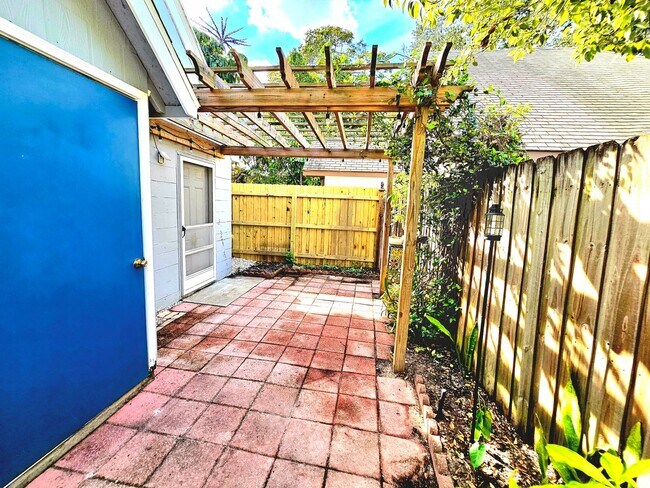 Building Photo - One bedroom, one bath beautiful home near Crescent Lake- move in now- 1/2 off first month rent an...
