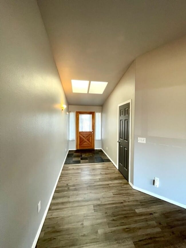 Building Photo - Single level home in NE Bend with great up...