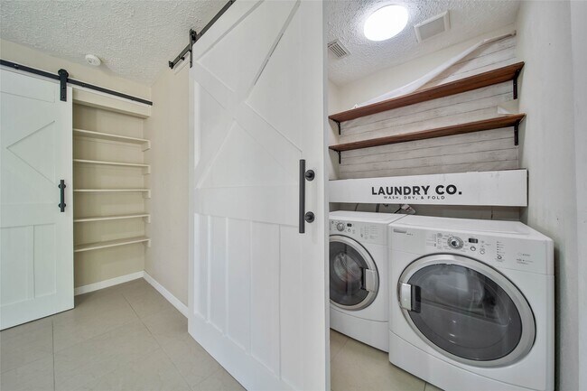 Building Photo - 2603 Rosewood Pl