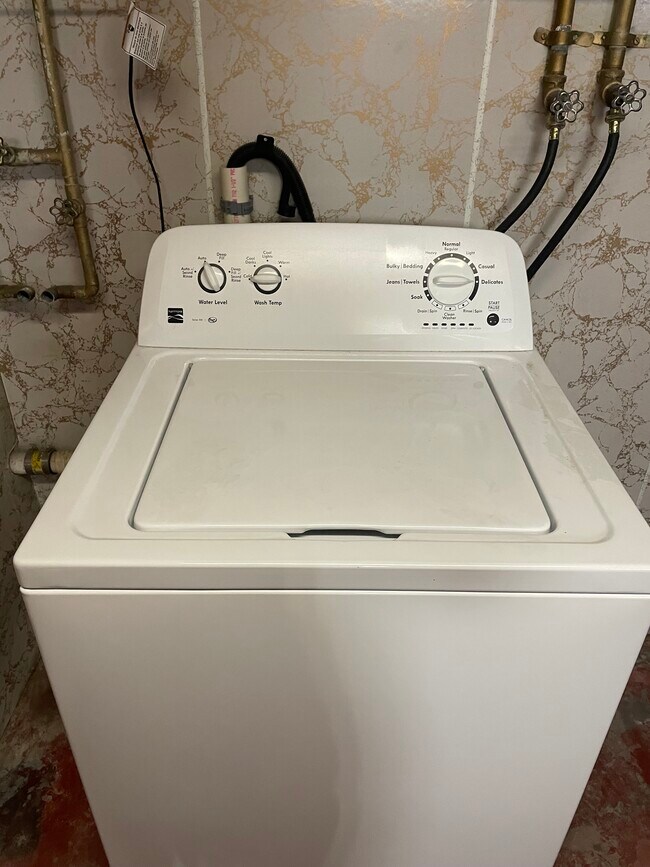 Building Photo - 556 E 5th St