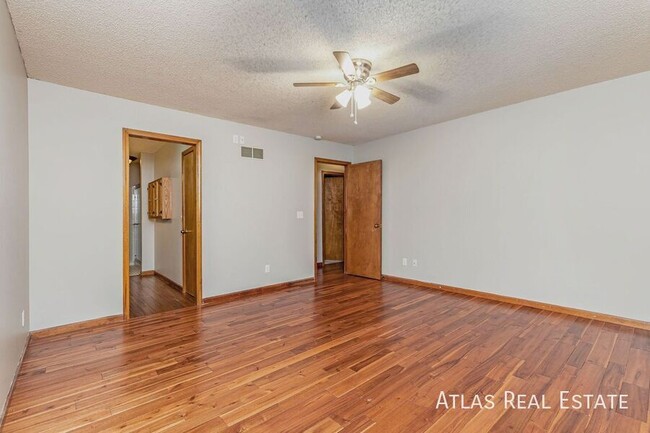 Building Photo - Relaxing views! 4 bedroom in North KC!