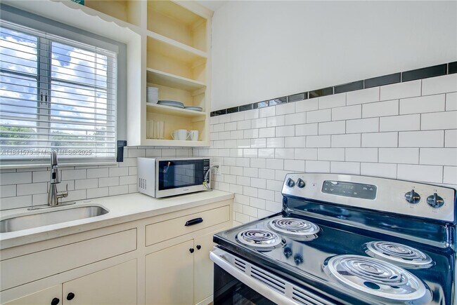 Building Photo - 855 SW 7th St