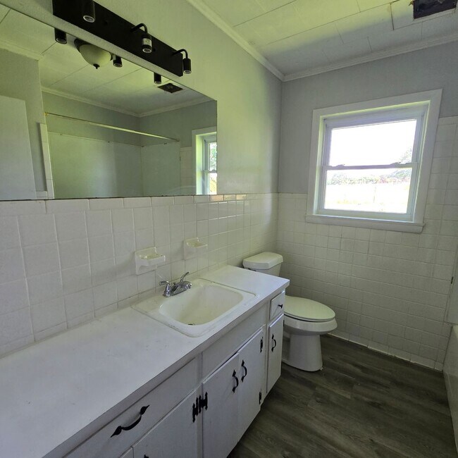 Building Photo - 3 Bed • 1 Bath • Stonework Home in Newark ...