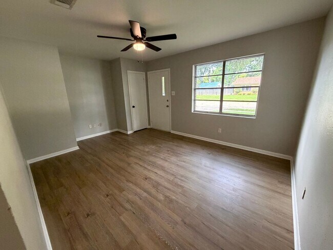 Building Photo - Recently remodeled South Bossier 2/1 Home