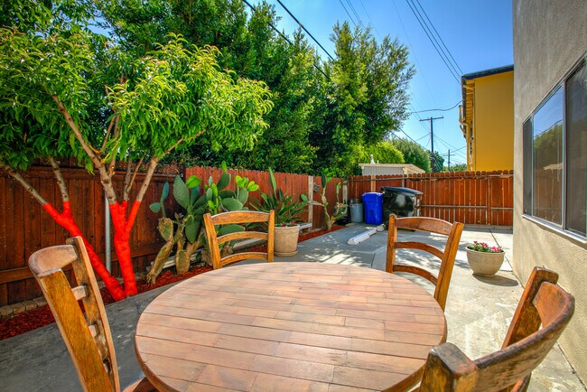 Building Photo - 2256 S Carmelina Ave