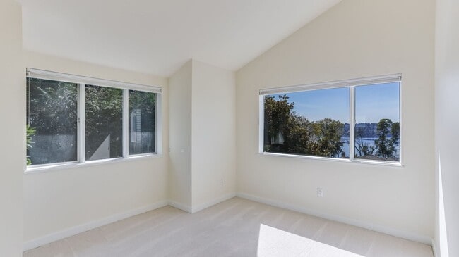 Building Photo - 5bd/5ba Mercer Island Home