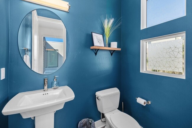 Building Photo - Beautiful upgraded 3 bedroom townhome with 2 car garage!