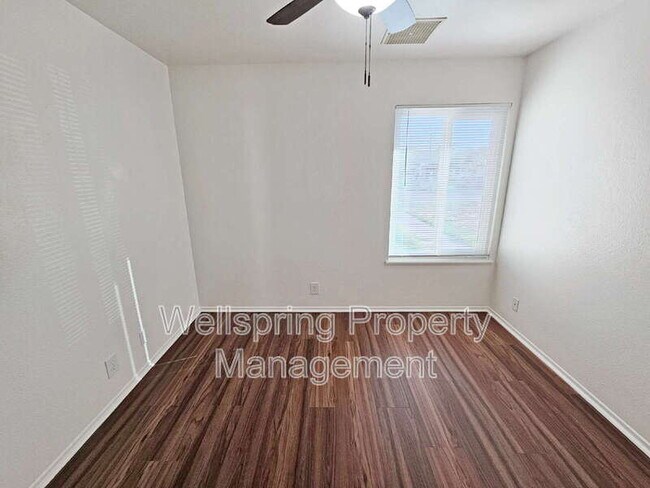 Building Photo - 920 W Perch Ave