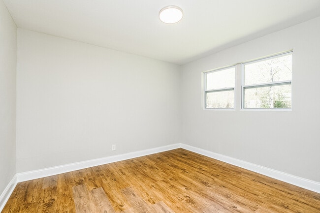 Building Photo - NEWLY RENOVATED 2 bedroom, 1 bathroom at G...