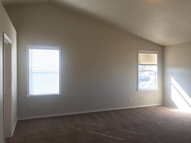 Building Photo - Meridian Charmer with 3 Car Garage, & Huge Backyard!