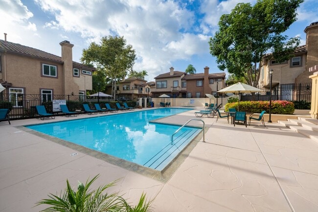 Building Photo - Fully Remodeled 2bed/2bath Townhouse.