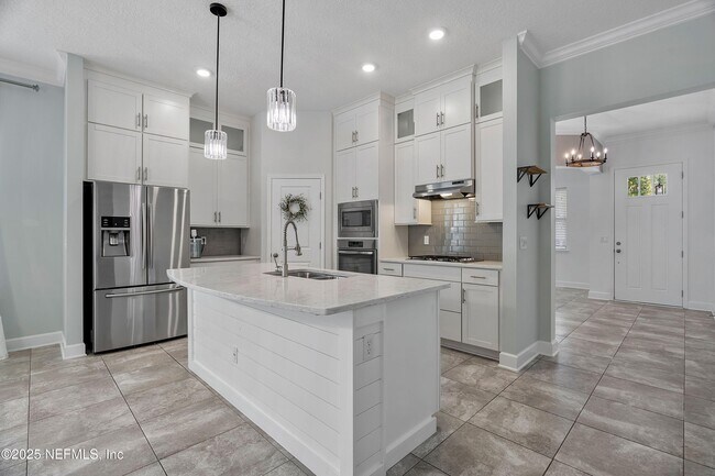 Building Photo - 150 Whisper Rock Dr