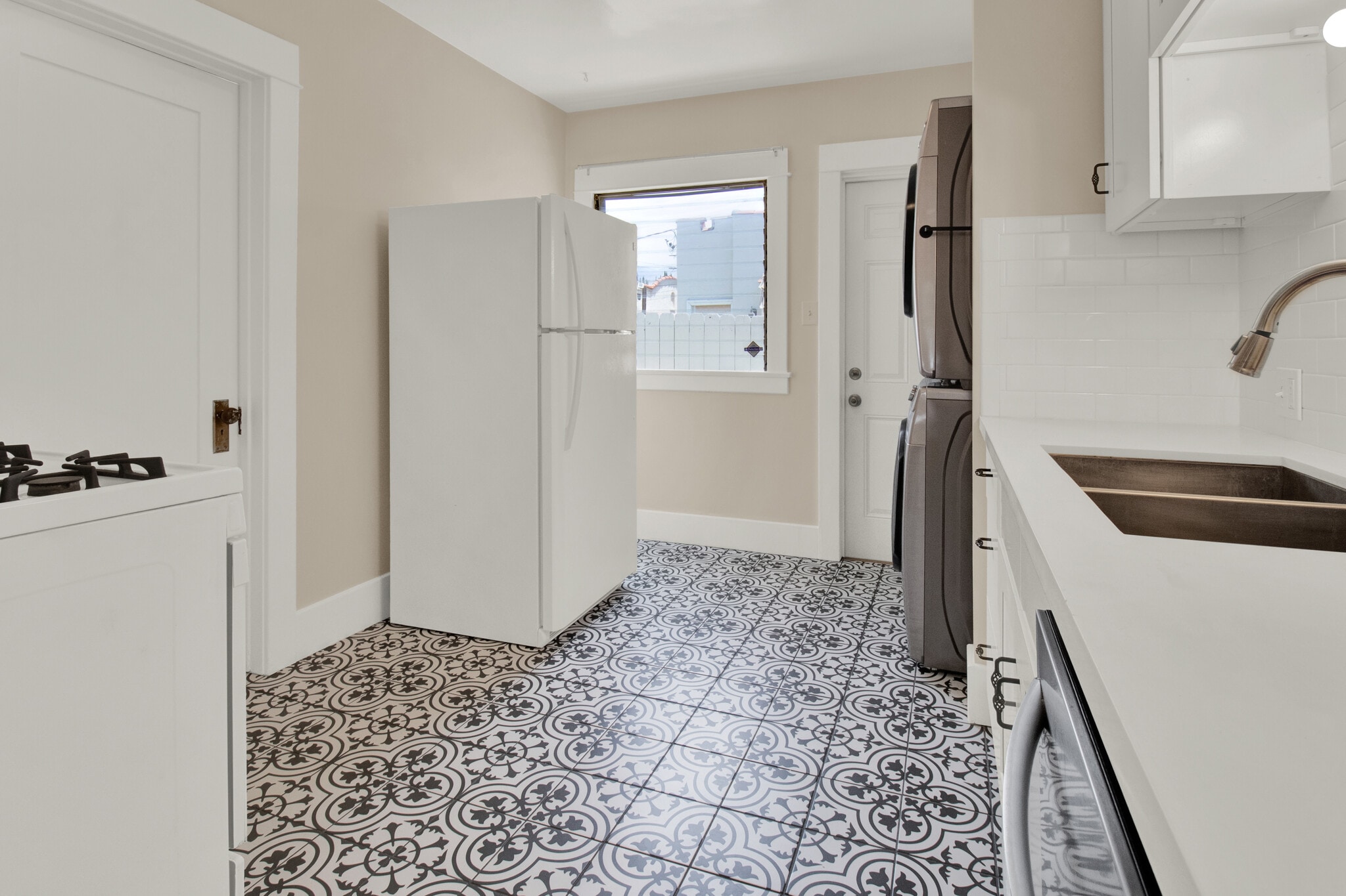 REFRIGERATOR - 1084 Sinaloa Ave