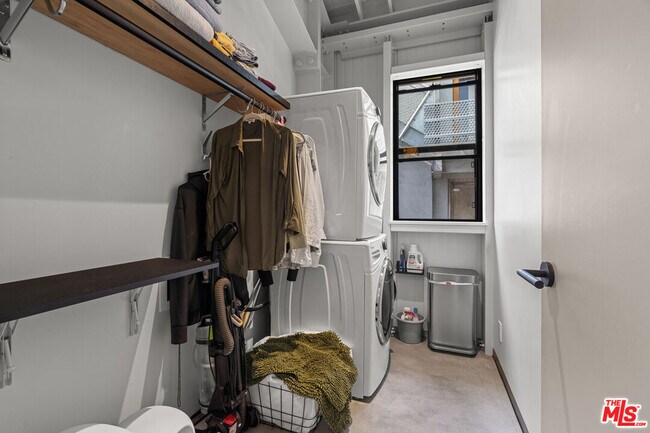 Building Photo - 548 Rose Ave