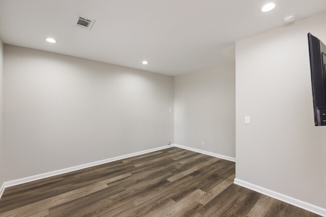 Building Photo - 3223 Alpine Ave