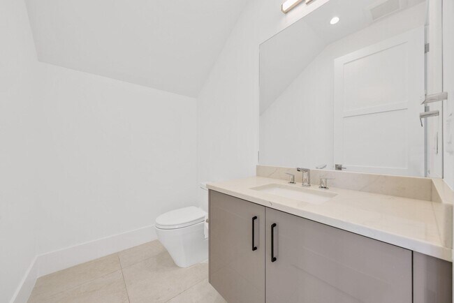 Building Photo - 655 Kingsbridge St