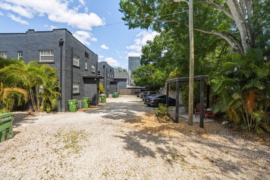 Building Photo - 3218 W Santiago St