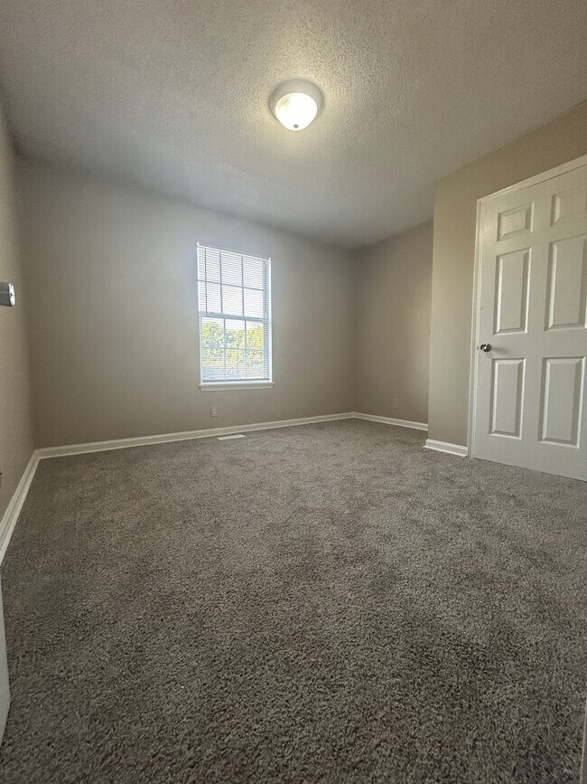 Building Photo - 2070 Carneal Ln