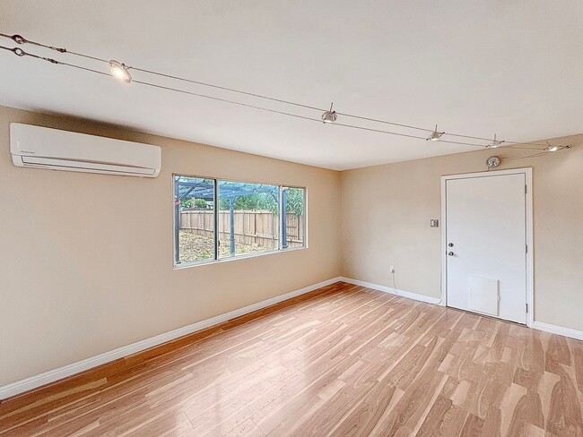 Building Photo - Beautiful 2BD/1BA Home in Clairemont W/ W/...