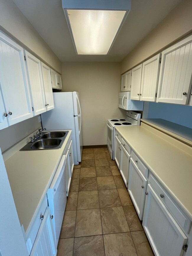 Building Photo - 2 Bedroom 1 Bath Condo Available April