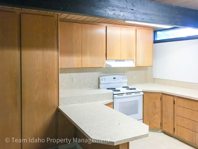 Building Photo - Taylor Ave Tri-Plex