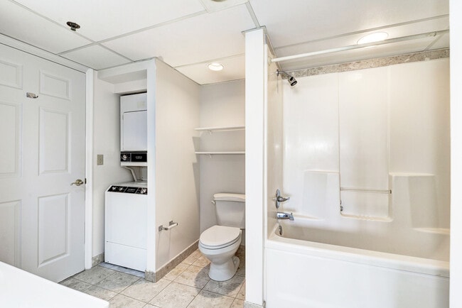 bathroom - 1276 N Wayne St