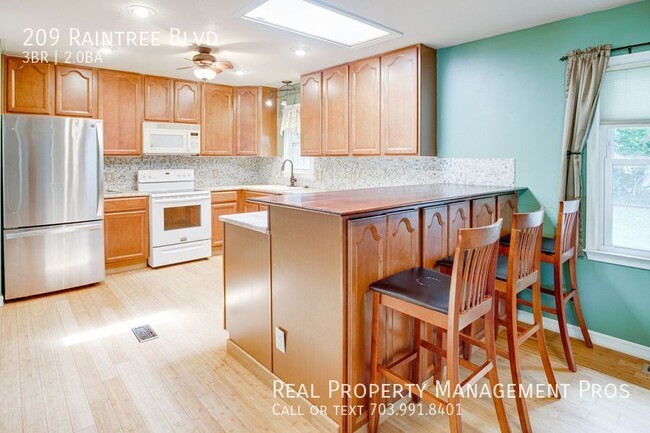 Building Photo - 209 Raintree Blvd