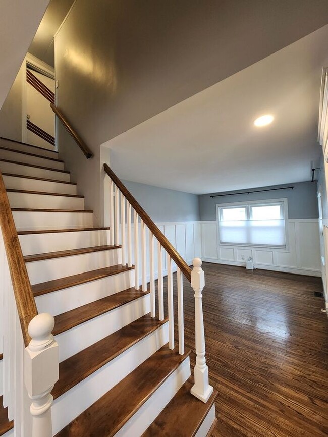 Building Photo - Beautiful and Spacious 3BR 2BA Home w/ Remodeled Kitchen • Patio & Fenced Yard in St. Matthews