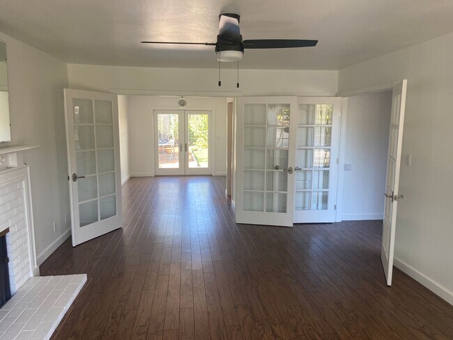 Building Photo - Beautiful, Updated 3 Bed/2 Bath in Highly Desired San Carlos!