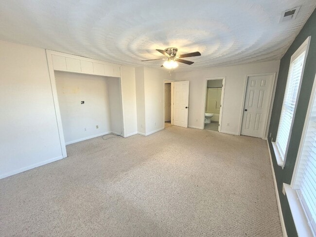 Building Photo - 3 Bedroom, 2.5 Bath Home with Open Floor Plan