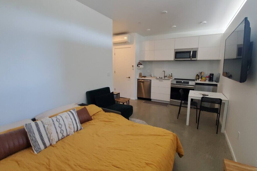 Main space - 2427 Binnen Ln