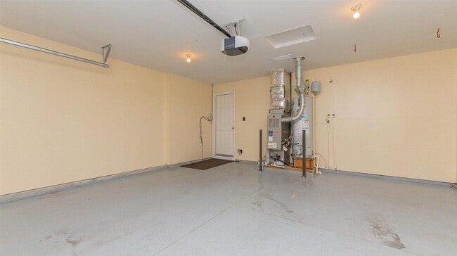 Building Photo - Welcome to this spacious 5-bedroom, 2-bath...
